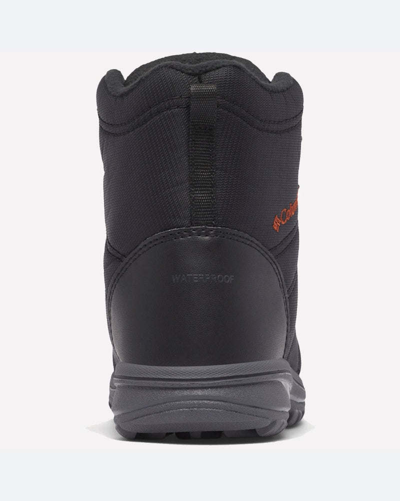 מבט מאחור על מגף הטיולים השחור והעמיד למים Youth Fairbanks Omni-Heat מבית columbiaIL, עם סוליה אפורה ולוגו כתום. המגף מוצג בעמידה על רקע בהיר.