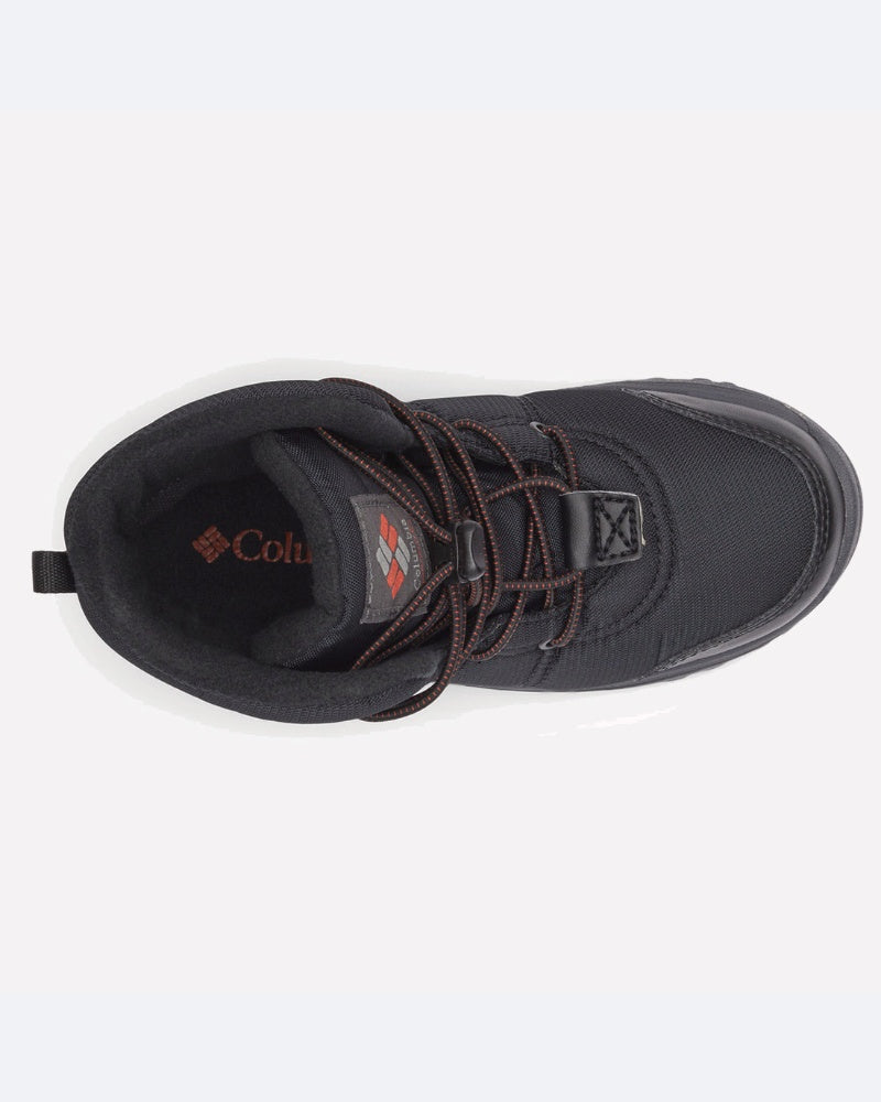 מבט מלמעלה על נעל הטיולים השחורה מדגם Youth Fairbanks Omni-Heat של ColumbiaIL, עם שרוכים חומים וצווארון מרופד, ועליה לוגו ColumbiaIL על רפידת הנעל.
