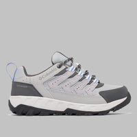 דגם "קולומביה ישראל Strata Trail Low WP W" הוא נעל טיולים לנשים בצבעים אפור ושחור, עם נגיעות כחולות, לוחות רשת, שרוכים וסוליה עמידה — מושלמת לריצת שטח ולהרפתקאות במים. מוצגת בפרופיל צדדי על רקע אפור.