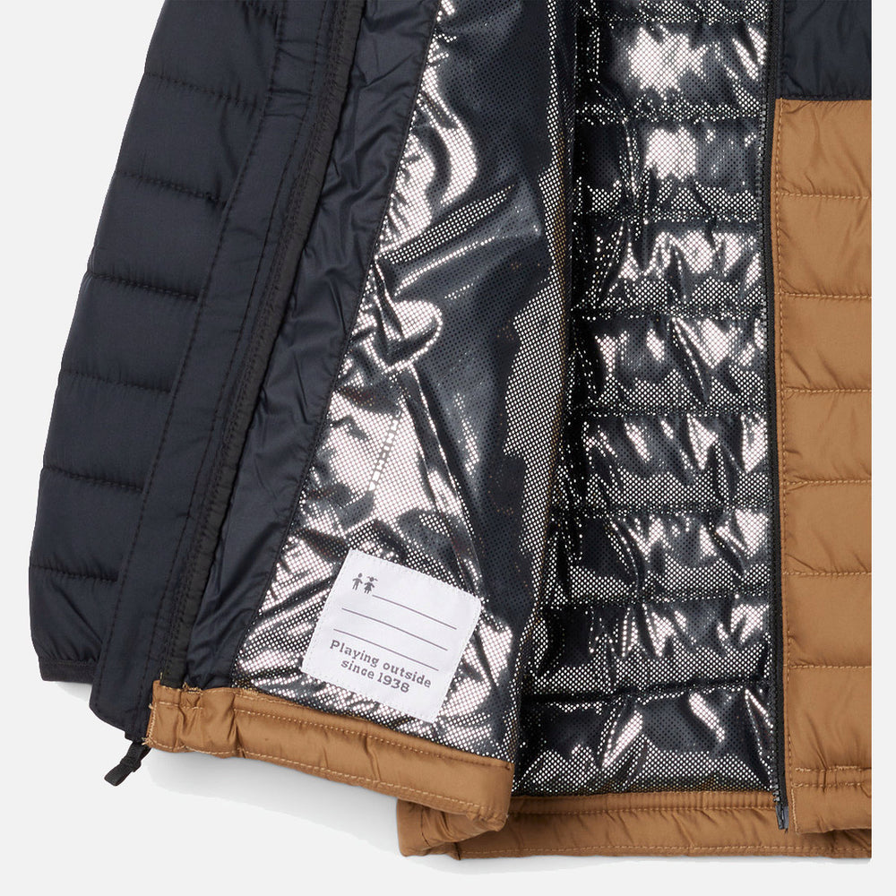 תקריב של מעיל קולומביה IL Powder Lite II Hooded Jacket Y, הפתוח חלקית, המציג את בטנתו המבודדת בצבע כסף מבריק, את פרטי הכובע ואת התווית הלבנה "Playing outside since 1938". המעיל מעוצב בשילוב צבעים של שחור וחום.
