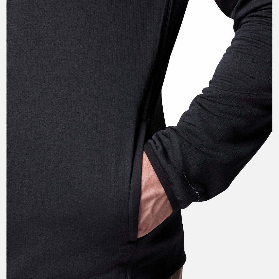 אדם הלובש את ה-Essential Hike Grid Full Zip M של קולומביה ישראל — סווטשירט גברים שחור עם שרוולים ארוכים — עומד כשידו הימנית בתוך הכיס, כשהוא מצולם מהמותניים ועד החלק העליון של הזרוע על רקע לבן אחיד.